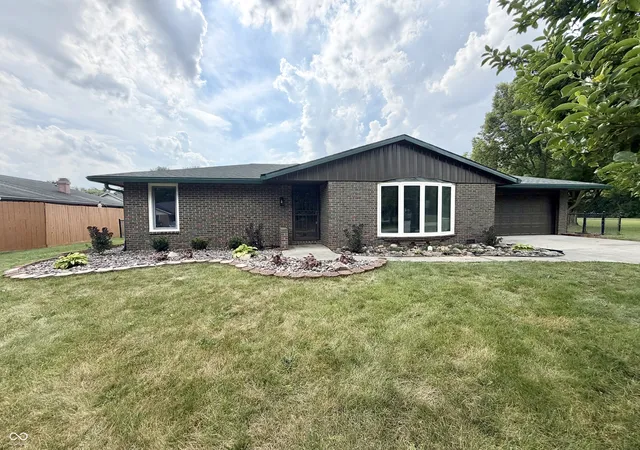 Homes for sale in Anderson, IN | 1007 Parkway Dr, Anderson, IN 46012 | MLS# 22113095