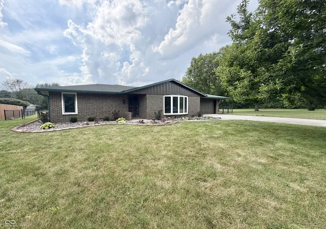 Homes for sale in Anderson, IN | 1007 Parkway Dr, Anderson, IN 46012 | MLS# 22113095
