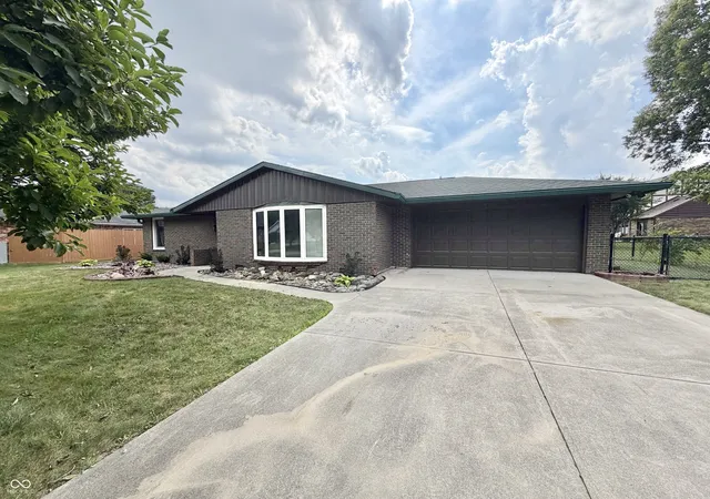 Homes for sale in Anderson, IN | 1007 Parkway Dr, Anderson, IN 46012 | MLS# 22113095