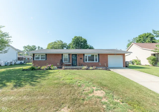 Photo 1 of Single family home for sale at 2727 Orchard Ln, Columbus, IN 47201 | MLS# 22113131 | Listing updated on 2026-07-23