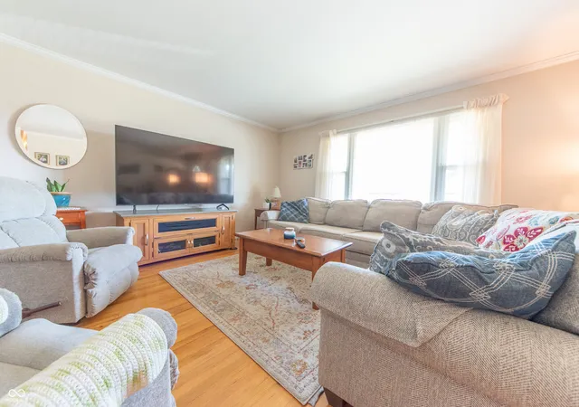 Photo 3 of Single family home for sale at 2727 Orchard Ln, Columbus, IN 47201 | MLS# 22113131 | Listing updated on 2026-07-23