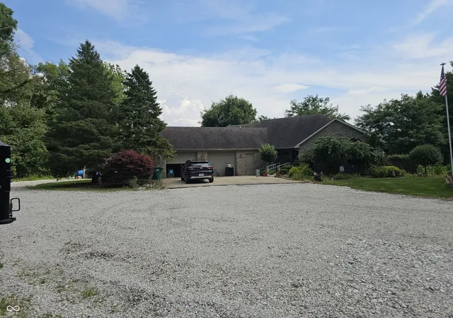 Photo 3 of Sale Pending at 105 W County Rd 900 N, Lizton, IN 46149 | MLS# 22113171 | Listing updated on 2026-07-17