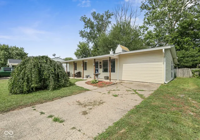 Photo 2 of Single family home for sale at 950 Edgewood Dr, Mooresville, IN 46158 | MLS# 22113189 | Listing updated on 2026-08-20