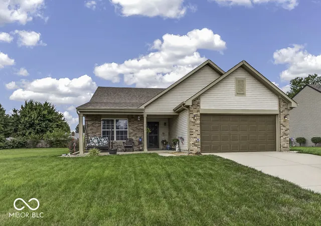 Homes for sale in Greenwood, IN | 672 Grassy Bend Dr, Greenwood, IN 46143 | MLS# 22113226
