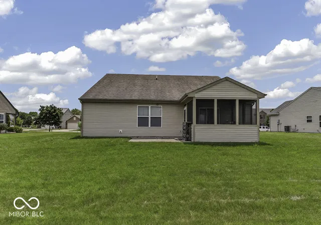 Homes for sale in Greenwood, IN | 672 Grassy Bend Dr, Greenwood, IN 46143 | MLS# 22113226