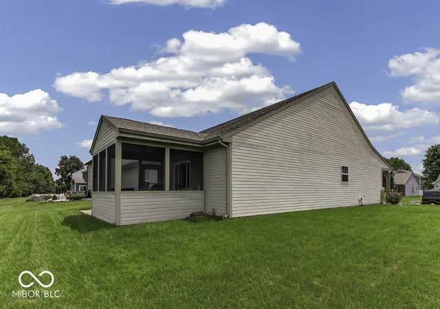 Homes for sale in Greenwood, IN | 672 Grassy Bend Dr, Greenwood, IN 46143 | MLS# 22113226