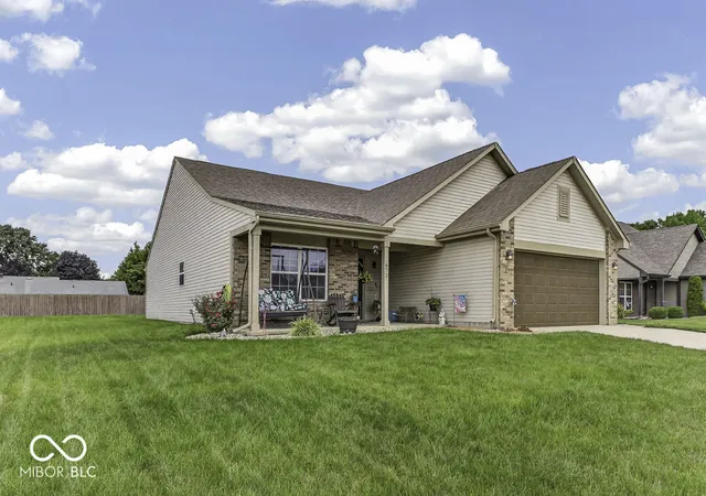 Homes for sale in Greenwood, IN | 672 Grassy Bend Dr, Greenwood, IN 46143 | MLS# 22113226