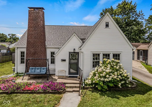 Photo 2 of Single family home for sale at 2106 Union St, Columbus, IN 47201 | MLS# 22113285 | Listing updated on 2026-09-25