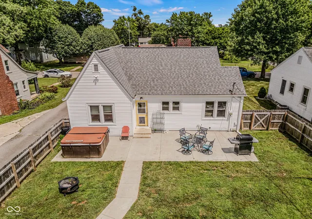 Photo 3 of Single family home for sale at 2106 Union St, Columbus, IN 47201 | MLS# 22113285 | Listing updated on 2026-09-25