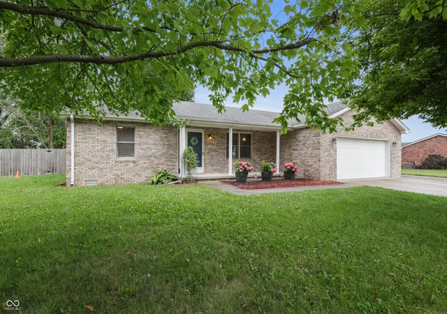 1st image of 4534 Hackberry Dr, Columbus, IN 47201 | MLS# 22113303
