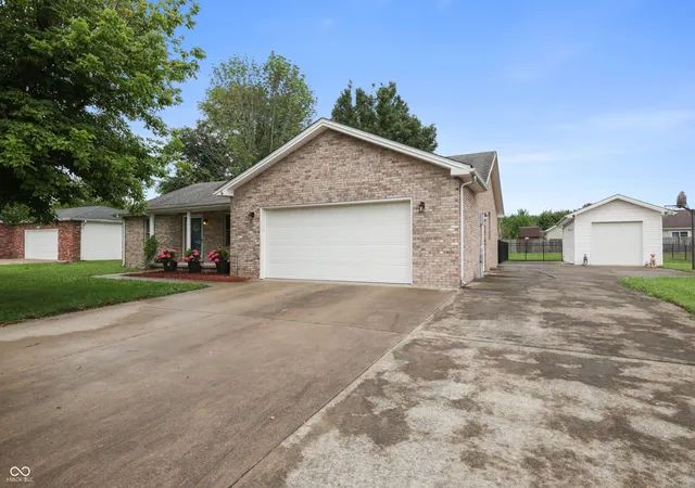 3rd image of 4534 Hackberry Dr, Columbus, IN 47201 | MLS# 22113303