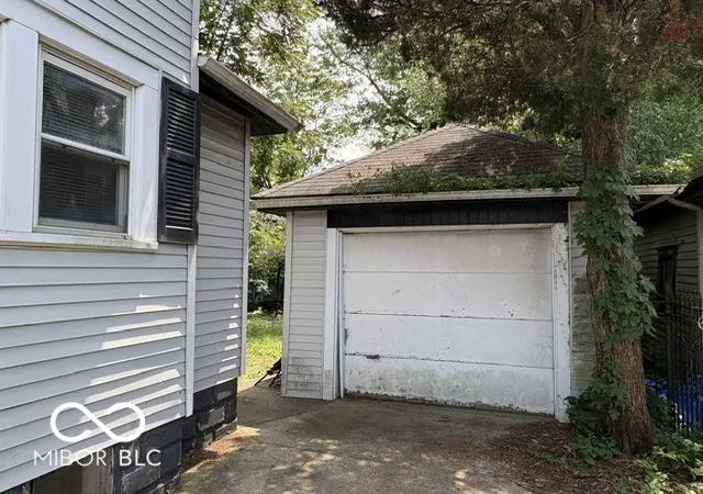 Photo 3 of Single family home for sale at 1305 Nichol Ave, Anderson, IN 46016 | MLS# 22113762 | Listing updated on 2026-10-02