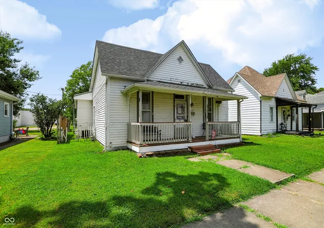Photo 2 of Single family home for sale at 609 Montgomery St, Shelbyville, IN 46176 | MLS# 22113883 | Listing updated on 2026-07-21