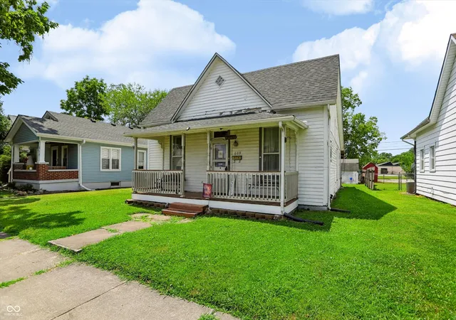 Photo 3 of Single family home for sale at 609 Montgomery St, Shelbyville, IN 46176 | MLS# 22113883 | Listing updated on 2026-07-21