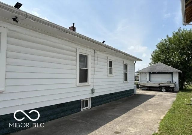 Photo 1 of Single family home for sale at 1811 Main St, Anderson, IN 46016 | MLS# 22113893 | Listing updated on 2026-10-02