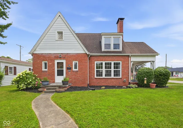 1st image of 1303 16th St, Columbus, IN 47201 | MLS# 22114017
