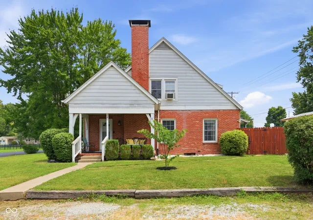 3rd image of 1303 16Th St, Columbus, IN 47201 | MLS# 22114017