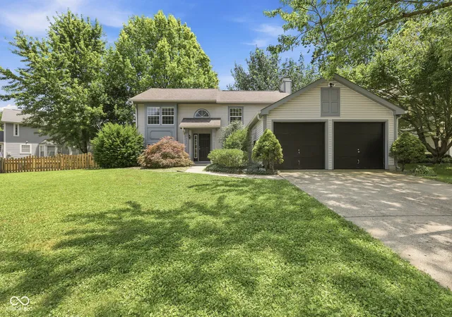 Photo 1 of Sale Pending at 555 Hunters Trl, Greenwood, IN 46142 | MLS# 22114090 | Listing updated on 2026-09-12