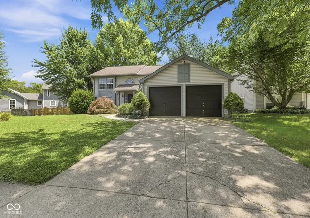Photo 2 of Sale Pending at 555 Hunters Trl, Greenwood, IN 46142 | MLS# 22114090 | Listing updated on 2026-09-12