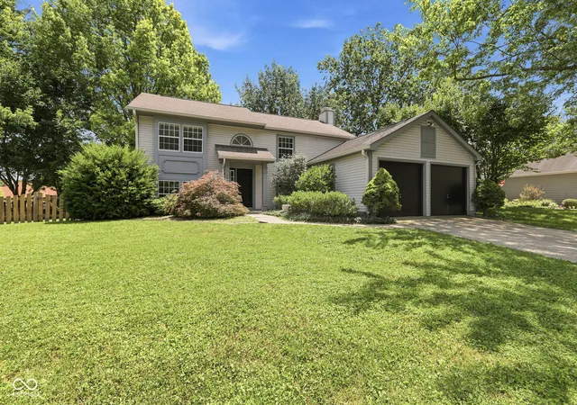 Photo 3 of Sale Pending at 555 Hunters Trl, Greenwood, IN 46142 | MLS# 22114090 | Listing updated on 2026-09-12