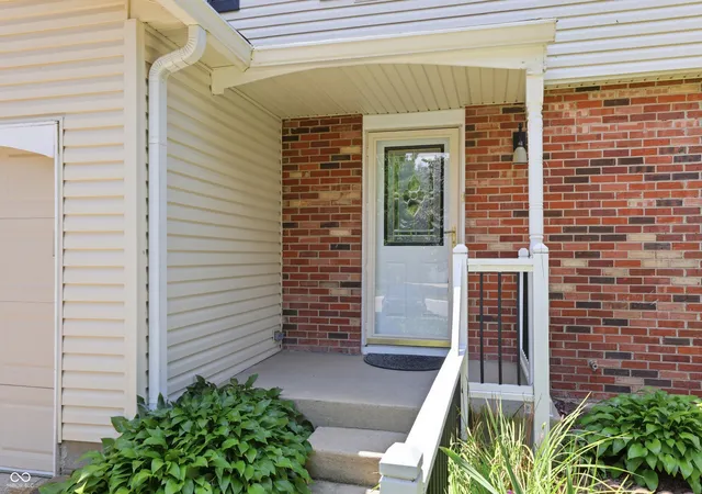 Photo 3 of Single family home for sale at 430 Meadow Cir, Greenwood, IN 46142 | MLS# 22114151 | Listing updated on 2026-08-25