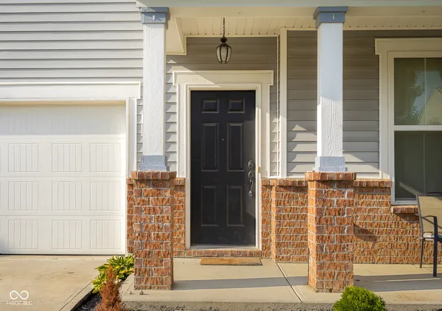 Photo 3 of Single family home for sale at 2432 Creekland Dr, Columbus, IN 47201 | MLS# 22114178 | Listing updated on 2026-09-23