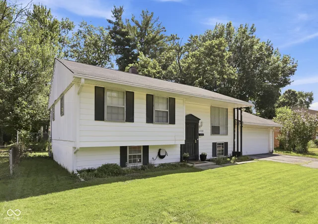 Photo 3 of Sale Pending at 5702 Windmill Dr, Indianapolis, IN 46254 | MLS# 22114235 | Listing updated on 2026-07-29
