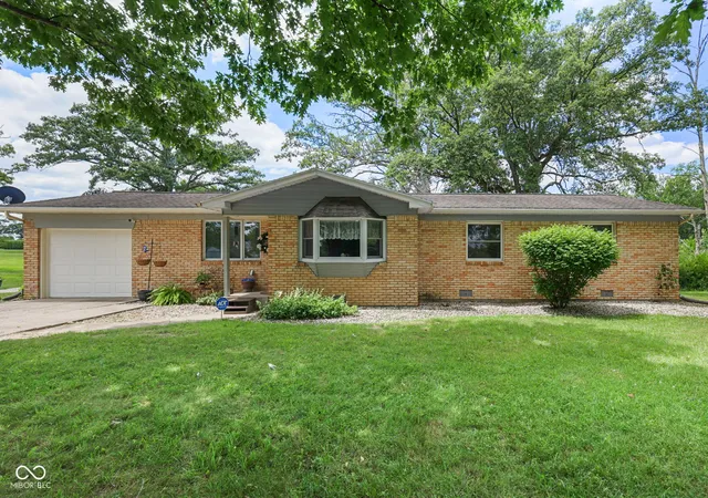 Single family home for sale at 11 Clamme Ct, Hartford City, IN 47348 | MLS# 22114497
