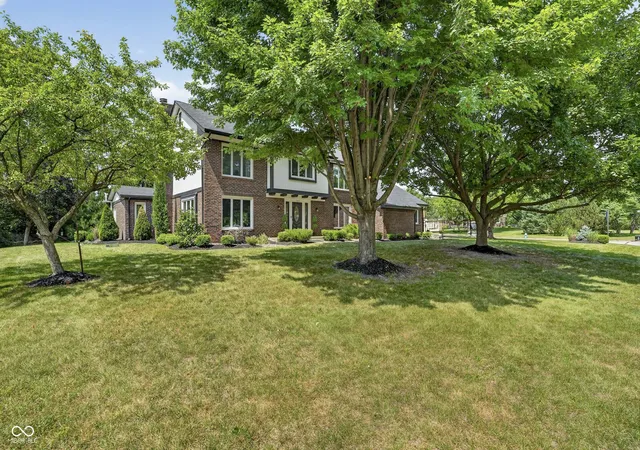2nd image of 1565 Village Walk Dr, Zionsville, IN 46077 | MLS# 22114539
