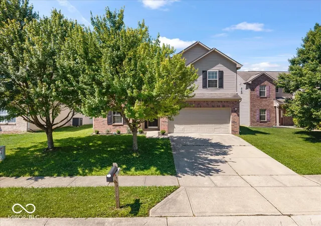 Photo 2 of Sale Pending at 5136 Gray Wood Ct, Indianapolis, IN 46235 | MLS# 22114555 | Listing updated on 2026-09-30