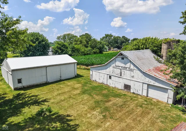 Photo 4 of Sale Pending at 5050 E County Rd 450 N, Brownsburg, IN 46112 | MLS# 22114720 | Listing updated on 2026-08-24