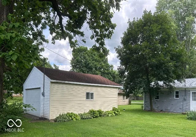 Photo 4 of Single family home for sale at 122 Norris Dr, Anderson, IN 46013 | MLS# 22114778 | Listing updated on 2026-07-29