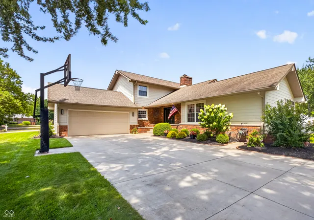 Photo 3 of Sale Pending at 3721 Oriole Dr, Columbus, IN 47203 | MLS# 22114912 | Listing updated on 2026-08-25
