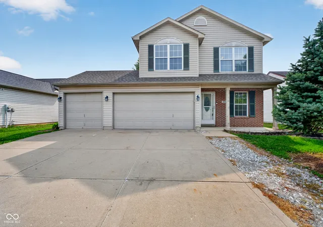Photo 3 of Single family home for sale at 605 Sunmeadow Ln, Avon, IN 46123 | MLS# 22114988 | Listing updated on 2026-09-19