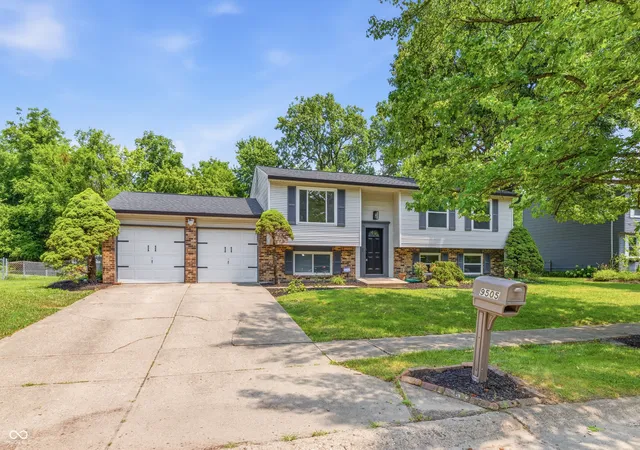 Photo 2 of Single family home for sale at 9505 Thornwood Dr, Indianapolis, IN 46250 | MLS# 22115014 | Listing updated on 2026-09-01