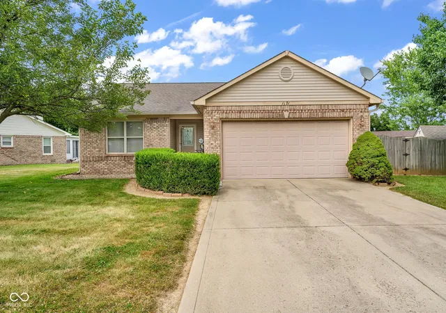 Photo 2 of Single family home for sale at 1171 Autumn Dr, Mooresville, IN 46158 | MLS# 22115062 | Listing updated on 2026-09-22
