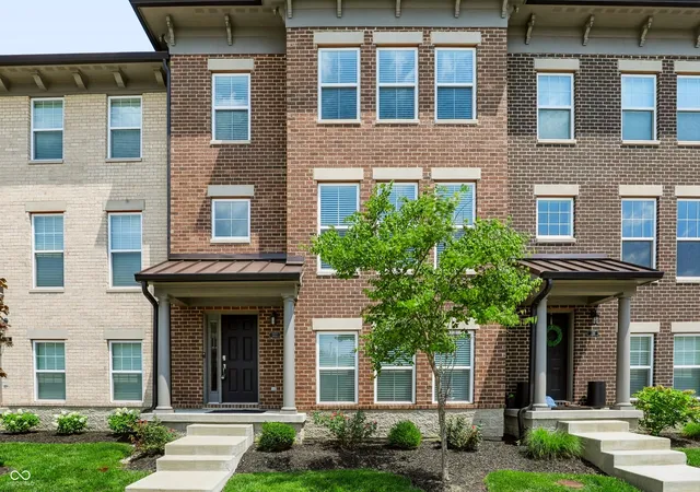 1st image of 332 Fairfax Wy, Zionsville, IN 46077 | MLS# 22115064