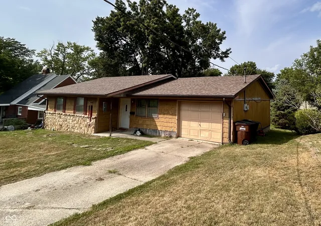Photo 3 of Single family home for sale at 1009 W Walnut, Brownstown, IN 47220 | MLS# 22115096 | Listing updated on 2026-08-26