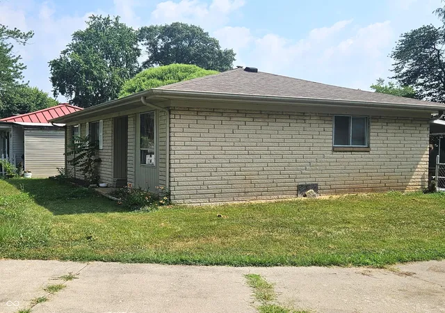 Photo 2 of Sale Pending at 727 Fairview Dr, Columbus, IN 47201 | MLS# 22115252 | Listing updated on 2026-09-13