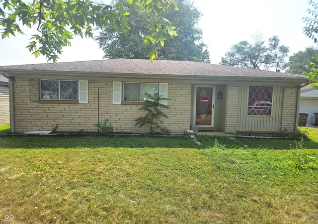 Photo 3 of Sale Pending at 727 Fairview Dr, Columbus, IN 47201 | MLS# 22115252 | Listing updated on 2026-09-13