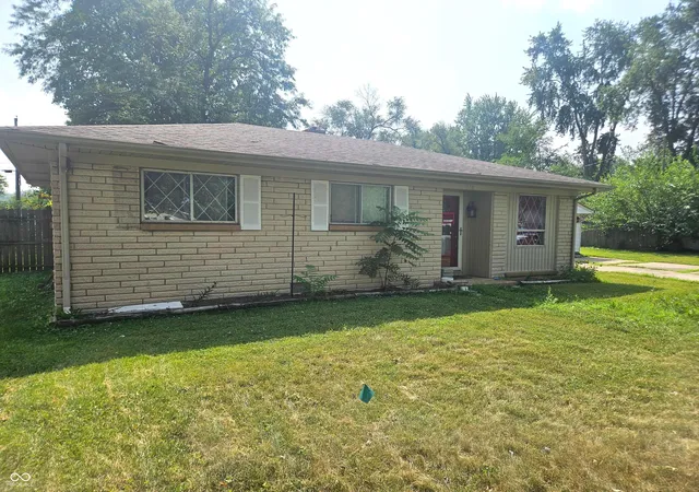 Photo 3 of Sale Pending at 727 Fairview Dr, Columbus, IN 47201 | MLS# 22115252 | Listing updated on 2026-09-13