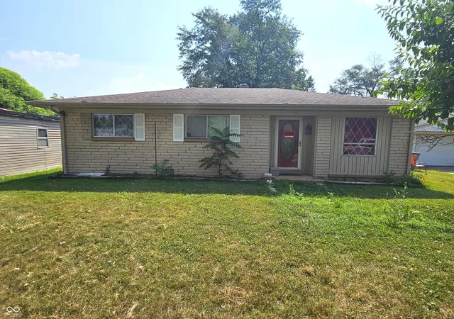 Photo 4 of Sale Pending at 727 Fairview Dr, Columbus, IN 47201 | MLS# 22115252 | Listing updated on 2026-09-13