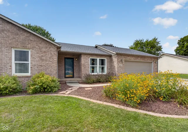 2nd image of 5559 E Broadmore Dr, Columbus, IN 47201 | MLS# 22115310