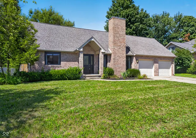 1st image of 1966 Broadmoor Ln, Columbus, IN 47203 | MLS# 22115323