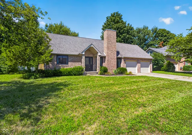3rd image of 1966 Broadmoor Ln, Columbus, IN 47203 | MLS# 22115323
