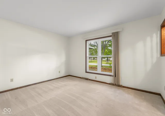 Photo 4 of Single family home for sale at 10112 N Hickory Ln, Columbus, IN 47203 | MLS# 22115340 | Listing updated on 2026-08-13