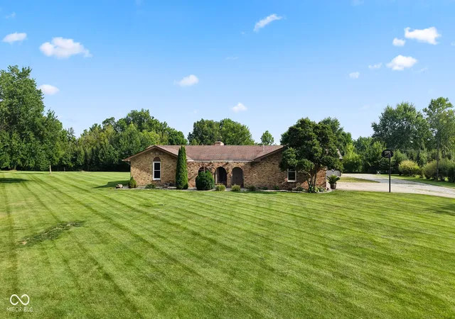 2nd image of 3885 Honey Creek Ct, Greenwood, IN 46143 | MLS# 22115446