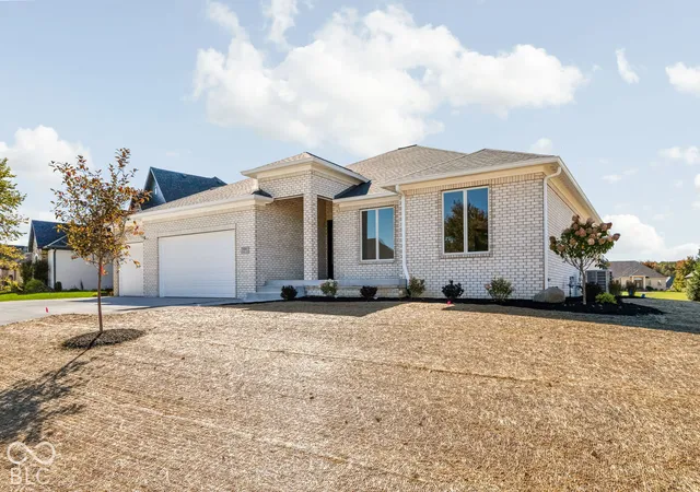 Photo 3 of Single family home for sale at 5421 Camden Ln, Greenwood, IN 46143 | MLS# 22115463 | Listing updated on 2026-10-13