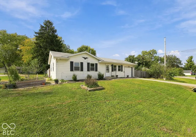 Photo 2 of Single family home for sale at 321 Vicksburg Ln, West Lafayette, IN 47906 | MLS# 22115548 | Listing updated on 2026-10-15