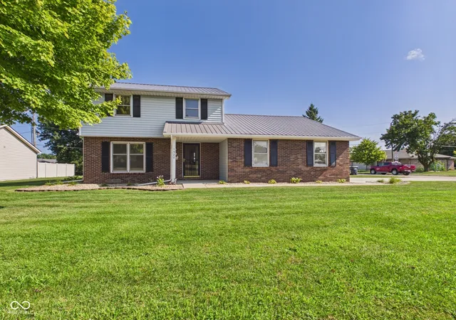 Photo 1 of Single family home for sale at 1520 E 42nd Street, Anderson, IN 46013 | MLS# 22115569 | Listing updated on 2026-07-24